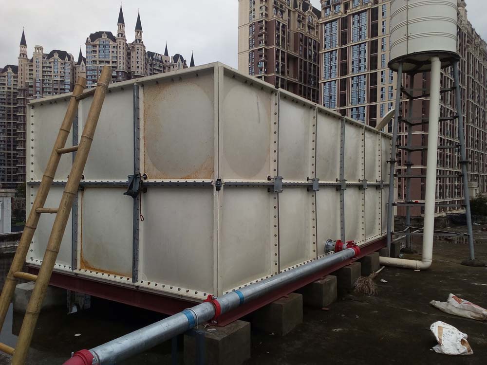 成都華陽(yáng)36立方玻璃鋼消防水箱工程現(xiàn)場(chǎng)