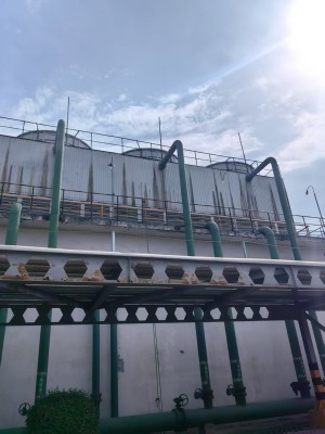 成都新津方形逆流冷卻塔維護(hù)保養(yǎng)現(xiàn)場(chǎng)