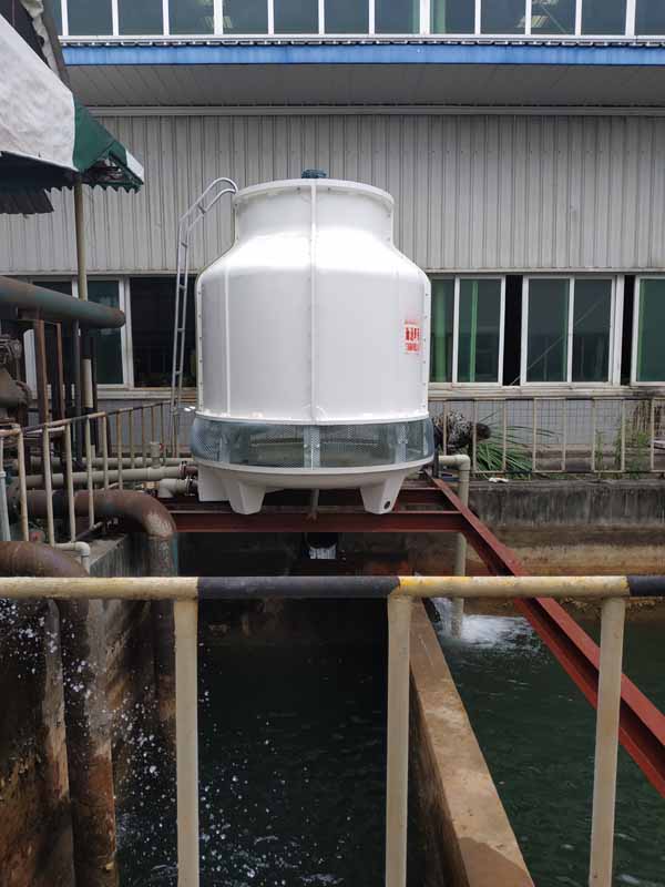 成都龍泉冷卻塔水循環(huán)系統(tǒng)施工現(xiàn)場(chǎng)水泵冷卻塔管道控制箱安裝現(xiàn)場(chǎng)