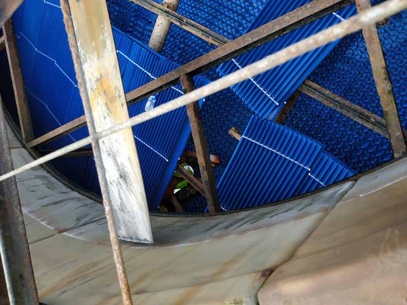 4臺方形逆流冷卻塔填料噴頭更換維修施工現(xiàn)場