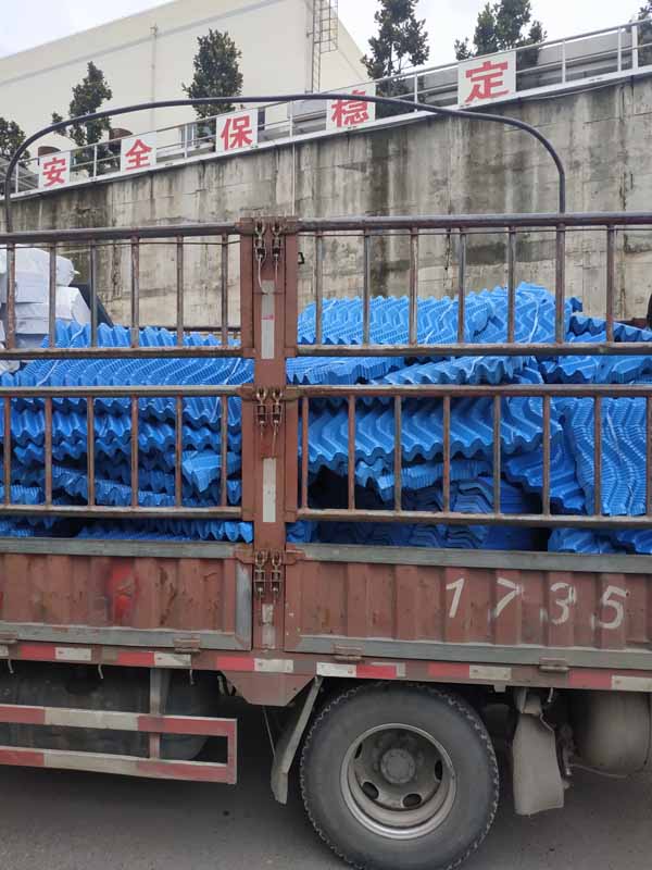 4臺方形逆流冷卻塔填料噴頭更換維修施工現(xiàn)場